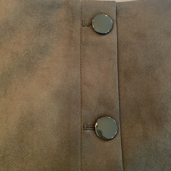 LOFT, hunter green suede skirt, button down details, size 0 with tags on, zipper - Picture 2 of 4
